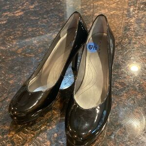 Tahari platform patten leather pump. 6.5 NWT